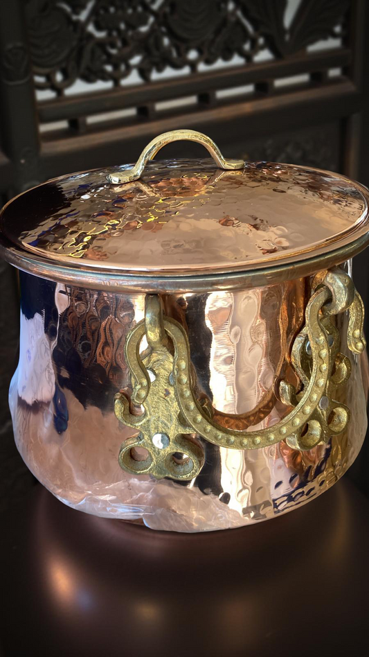 Bakır Dünyası - 6 Litre Bakır Tencere – El Dövmesi, Pirinç Kulplu, Kapaklı