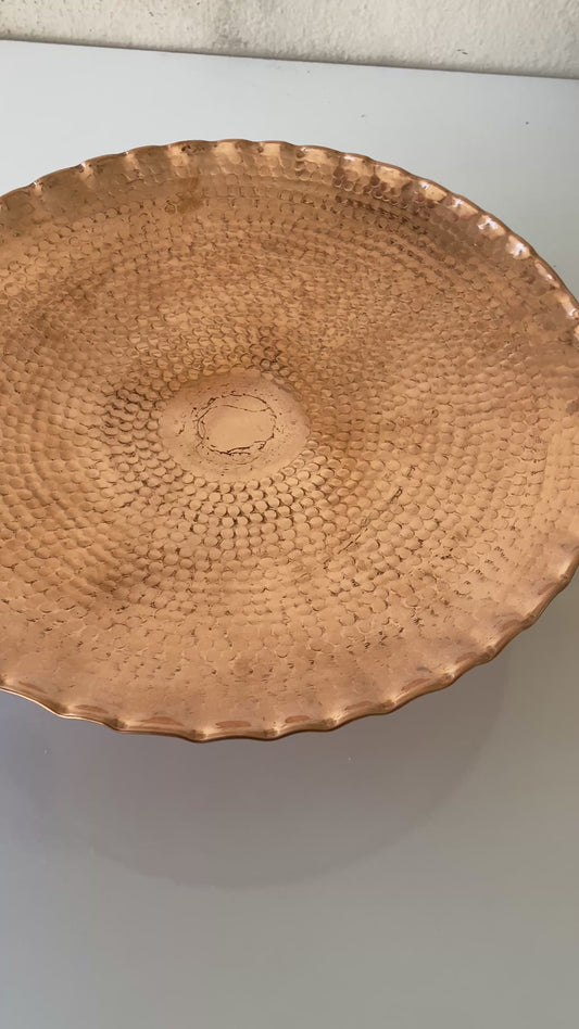 30 cm Ayaklı El Dövmesi Bakır Sunumluk – Şık Servis ve Dekor Tepsisi